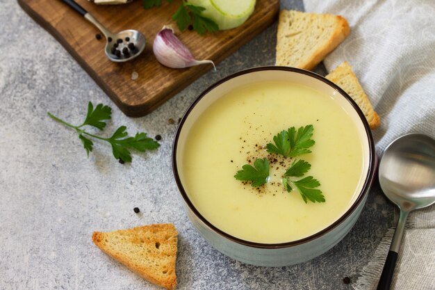 Plato vegetariano Dietético verano sabroso sopa de crema de calabacín sobre un fondo claro