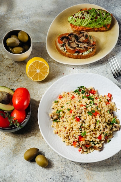 Plato vegetariano y vegano tabbouleh bulgur con pimienta y hierbas