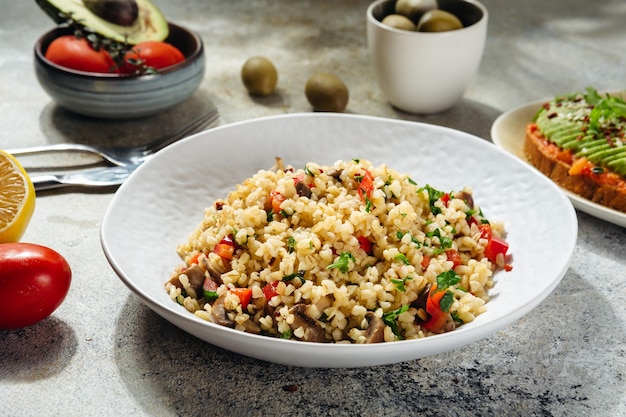 Plato vegetariano y vegano tabbouleh bulgur con pimienta y hierbas