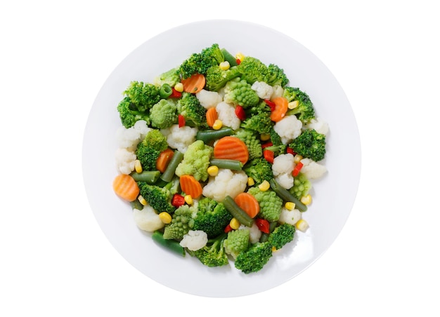 Foto plato de verduras al vapor aisladas sobre un fondo blanco.