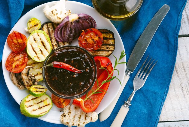 plato con verduras asadas y salsa teriyaki