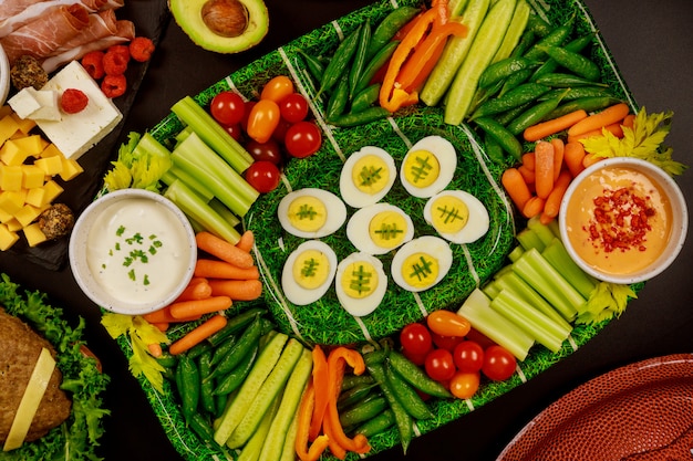 Plato de verduras especialmente para fanáticos del juego Super Bowl