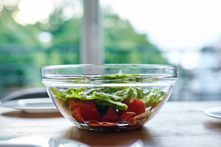 Plato de verduras frescas. Verduras en un recipiente de vidrio sobre una mesa de madera
