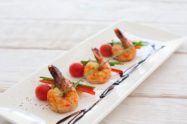 Plato de verduras con gambas a la plancha