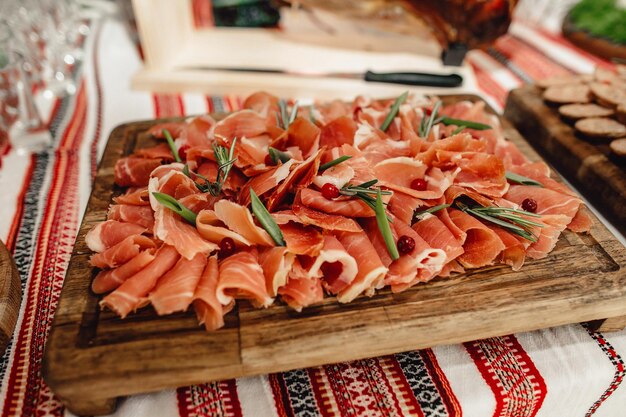 El plato con verduras y jamón en la mesa El concepto de comida