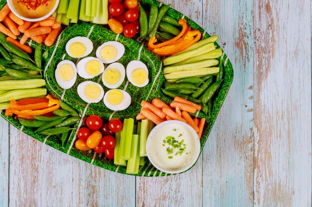 Plato de verduras con mayonesa caliente