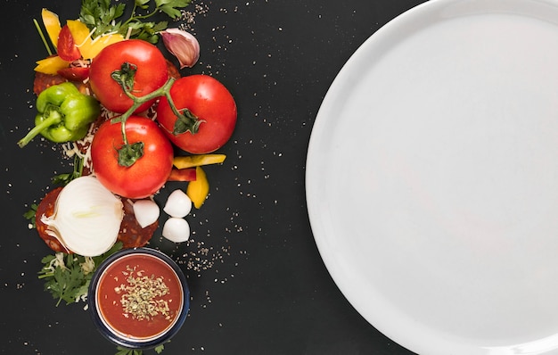 Foto plato con verduras para pizza