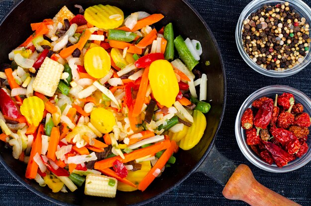 Plato de verduras de temporada en una sartén. Comida sana. Vegetarianismo. Foto de estudio.