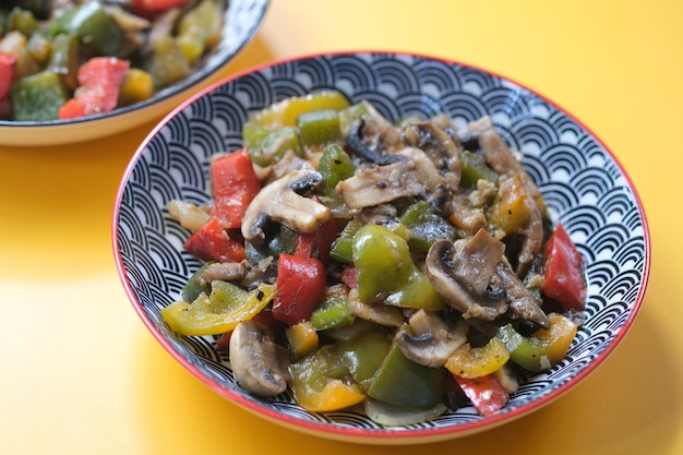 Un plato de verduras con el título "la palabra" en el lateral "