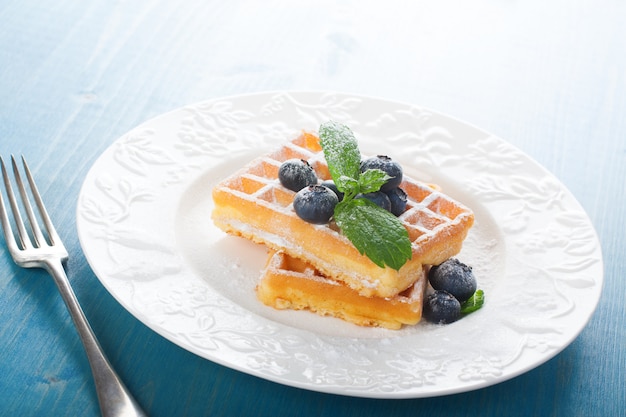 Plato de waffles belgas con bayas frescas