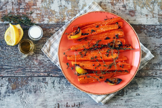 Un plato con zanahorias al horno.