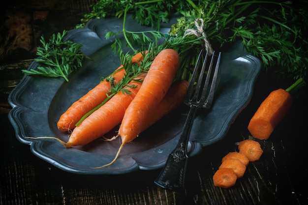 Plato con zanahorias frescas