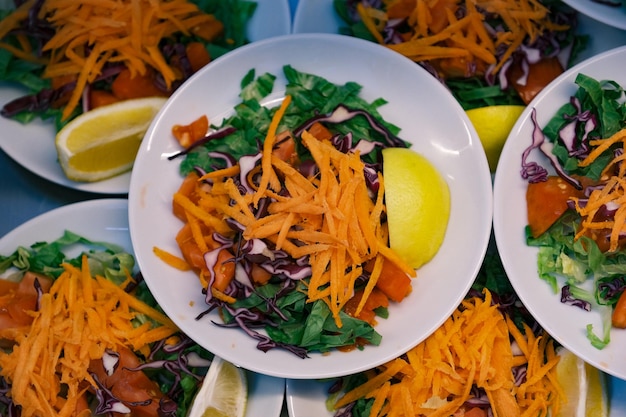 Un plato de zanahorias y lechuga con una rodaja de limón encima. Ensalada de comida tradicional turca. Artesano.
