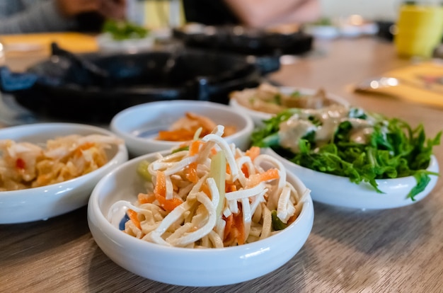 Platos de aperitivo taiwanés en una mesa