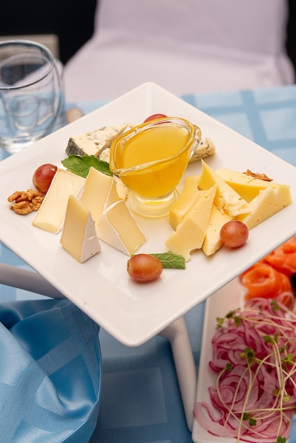 Platos de aperitivos de queso frío en una mesa servida celebración de banquete de boda