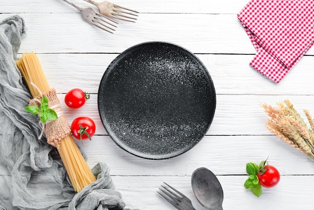 Platos de arcilla Un plato sobre un fondo blanco de madera Vista superior Espacio de copia libre