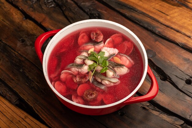 Platos de banquete chino tradicional, sopa de pescado puro de champiñones rojos