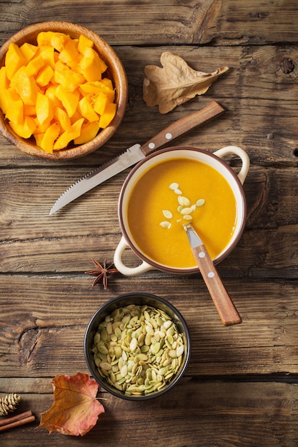 Foto platos de calabaza en madera