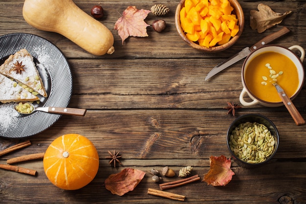 Platos de calabaza en mesa de madera