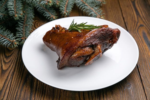 Platos de carne en una mesa de madera cena de Navidad