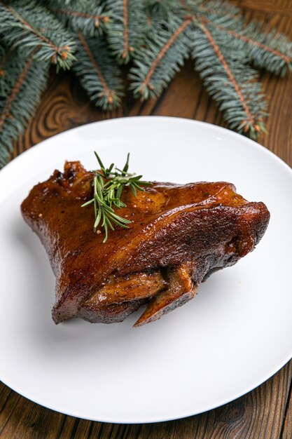 Foto platos de carne en una mesa de madera cena de navidad