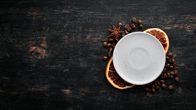 Platos de cena creativos sobre fondo de madera. Espacio libre para su texto. Vista superior.