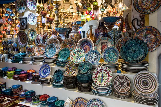Platos de cerámica coloridos tradicionales y souvenirs Tienda de regalos turcos