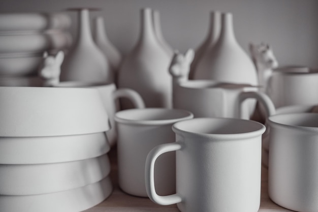 Platos de cerámica hechos a mano en estantes taller de cerámica