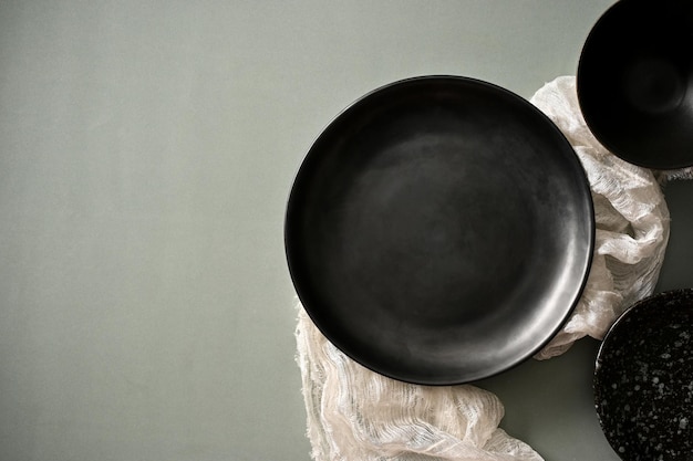 Platos de cerámica negros modernos y espacio para copiar en una mesa gris