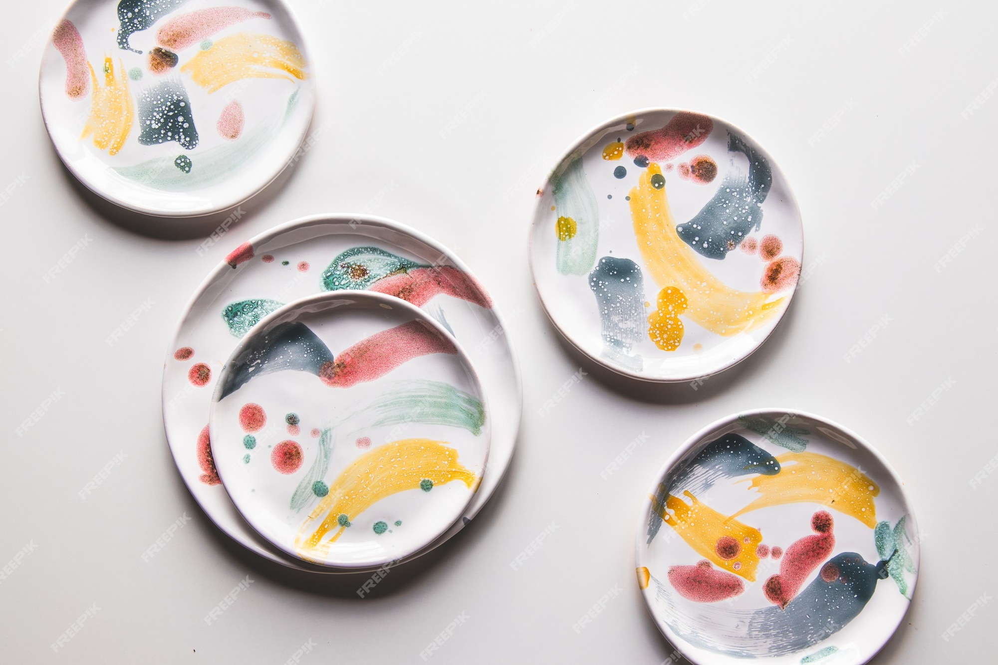 Maestro dolor Mismo Platos de cerámica pintados a mano. colección de cerámica colorida sobre  fondo blanco. | Foto Premium