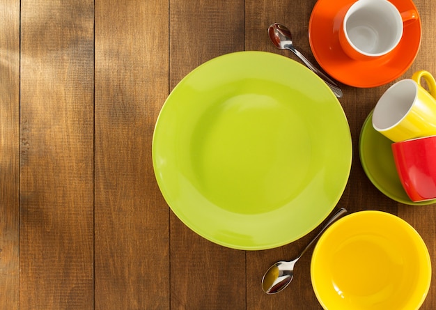 Platos de cerámica sobre fondo de madera