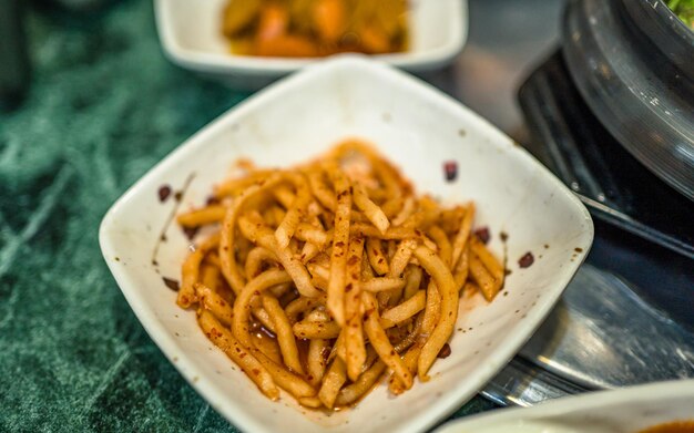 Platos de comida coreana kimchi rábano