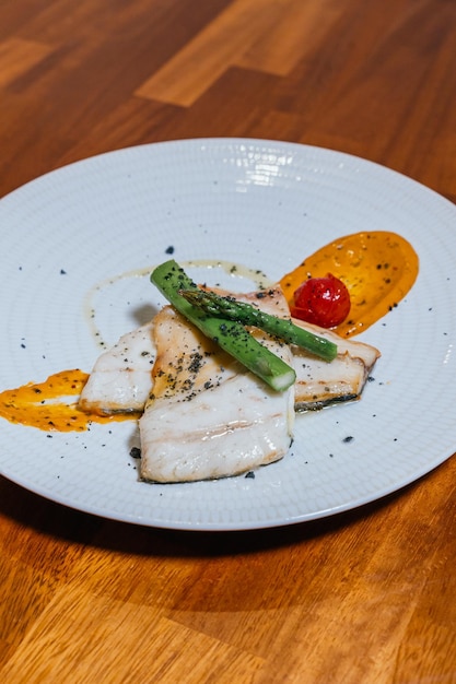 Foto platos de comida de lujo en un buen restaurante