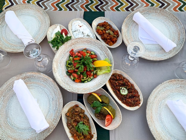 Platos con comida en la mesa. Vista desde arriba. Foto de estudio