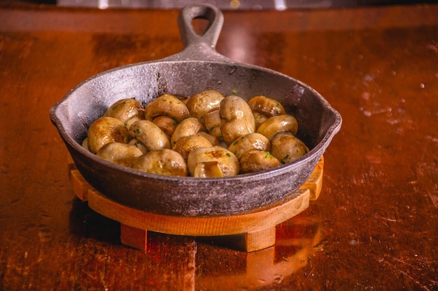 PLATOS DE COMIDA EN UNA PAN EN UNA MESA DE RESTAURANTE