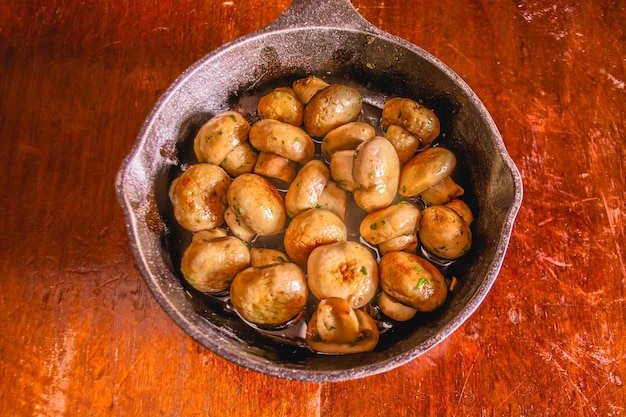 PLATOS DE COMIDA EN UNA PAN EN UNA MESA DE RESTAURANTE