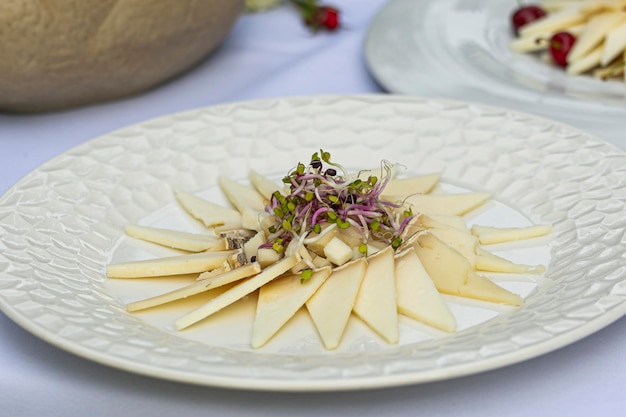 platos con comida queso y jamón serrano