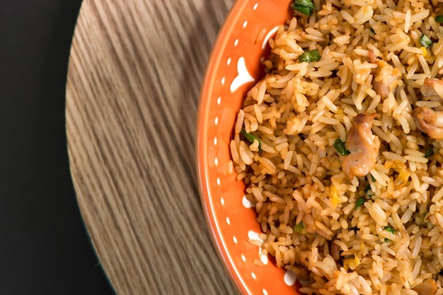 Foto platos de comida variados chinos de arroz frito mesa de buffet de comida reconfortante tradicional de perú