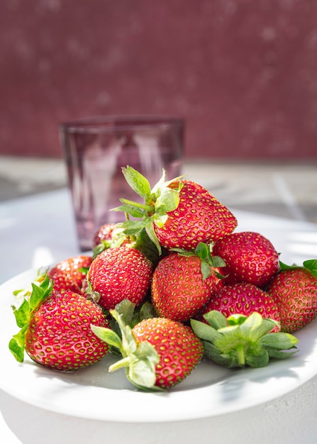 Platos con fresas frescas