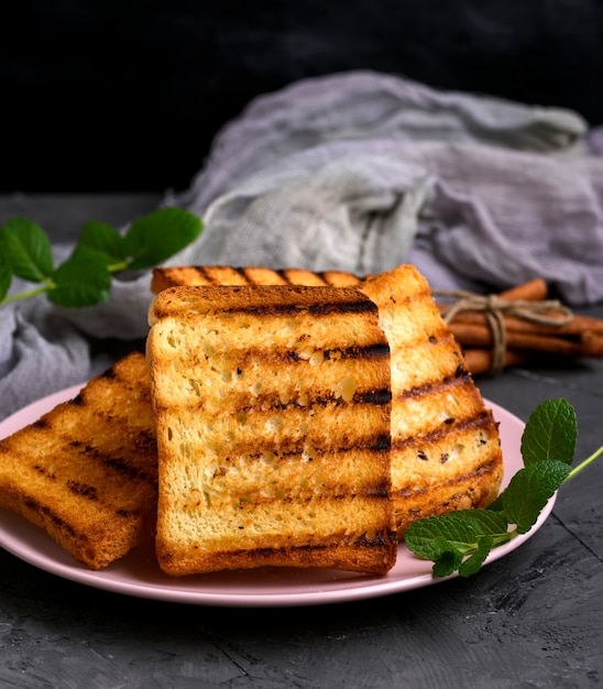 Platos fritos cuadrados de harina de trigo blanca en un plato de cerámica rosa