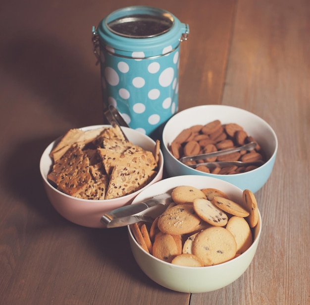 Platos con galletas y están sobre la mesa.