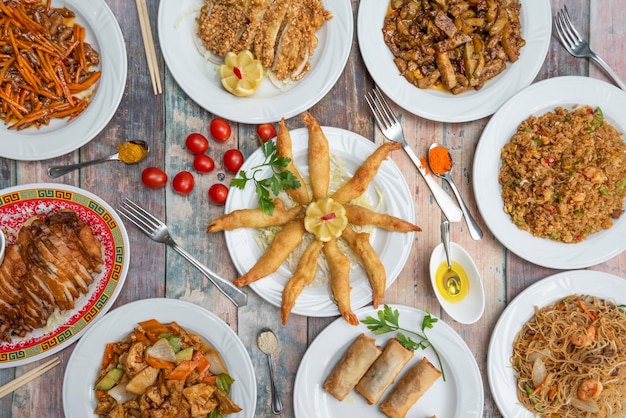 Platos con grandes recetas de comida china tallarines con ternera y salsa de ostras rollitos vietnamitas tallarines con verduras pato pekinés gambas en tempura y gyozas fritas