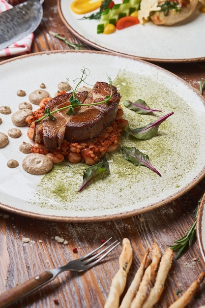 Platos italianos de carne, aves y mariscos en una mesa de madera