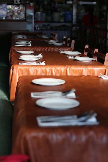 Foto los platos en la mesa en el restaurante