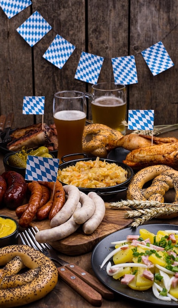 Platos de oktoberfest con pretzel de cerveza y salchicha