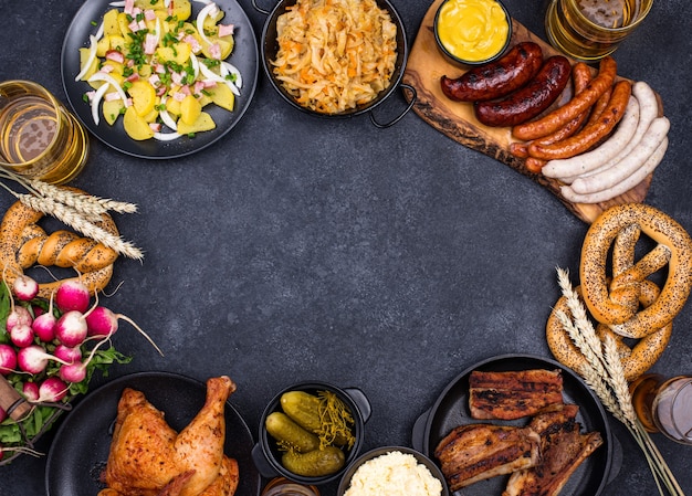 Platos de Oktoberfest con pretzel de cerveza y salchichas