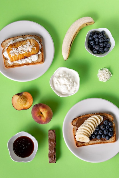 Platos Con Pan Tostadas Con Frutas