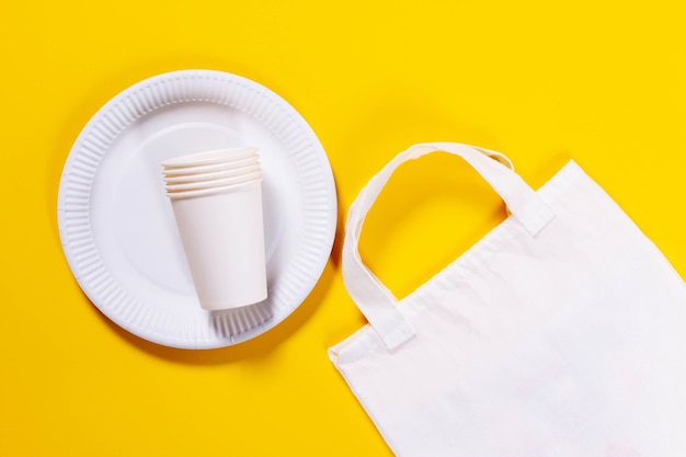 Platos de papel ecológicos y bolsa de lona ecológica