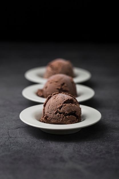 Foto platos pequeños con sabor a helado de chocolate