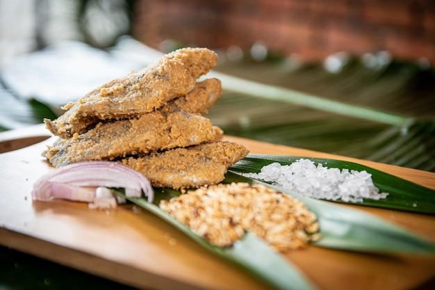 Platos de pescado frito salado Lubina de pescado crudo con especias y hierbas